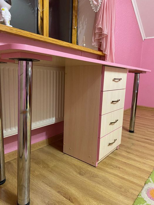 Письмовий стіл для дівчат