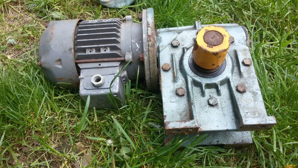 Przekładnia kątowa z silnikiem