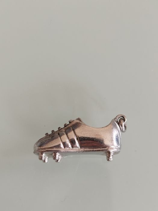 Pingente de chuteira de futebol de prata