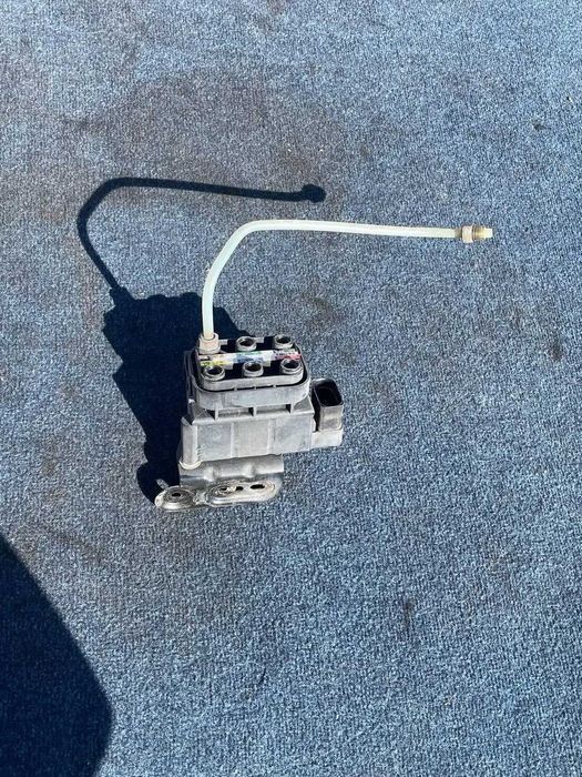 Блок клапанів пневмопідвіски Mercedes W212 W164 W221 A2123200358