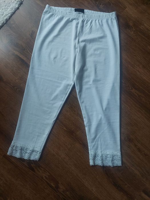 Leginsy białe z koronką