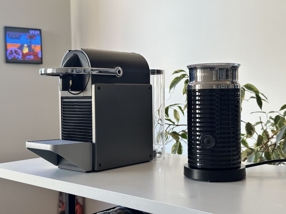 Капсульна кавоварка Nespresso Pixie Titan + Капучинатор