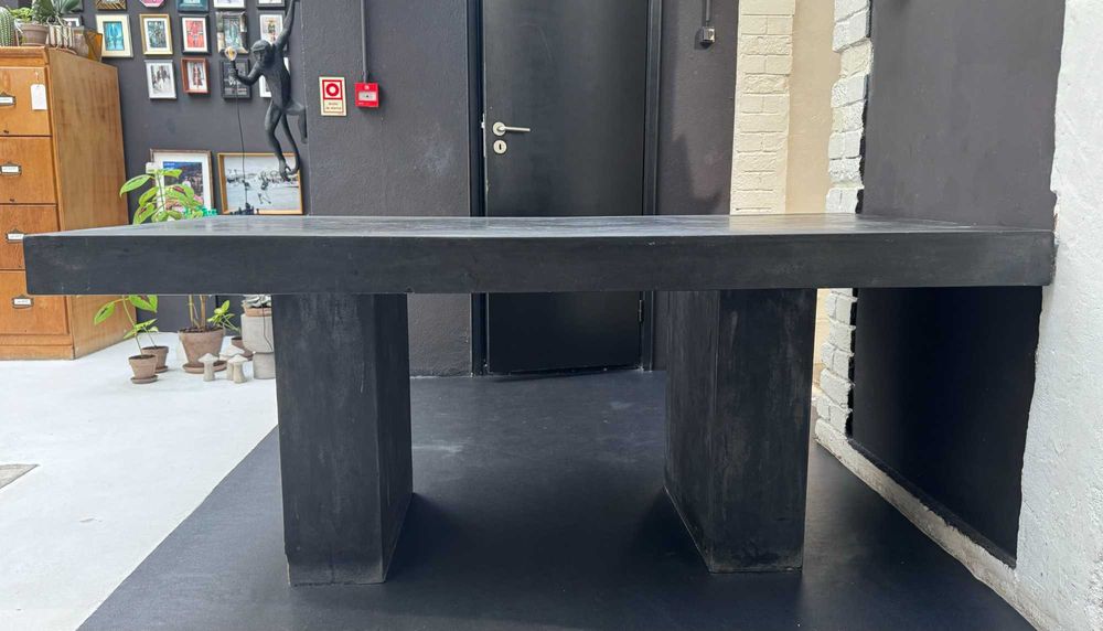 Mesa cinzenta de betão