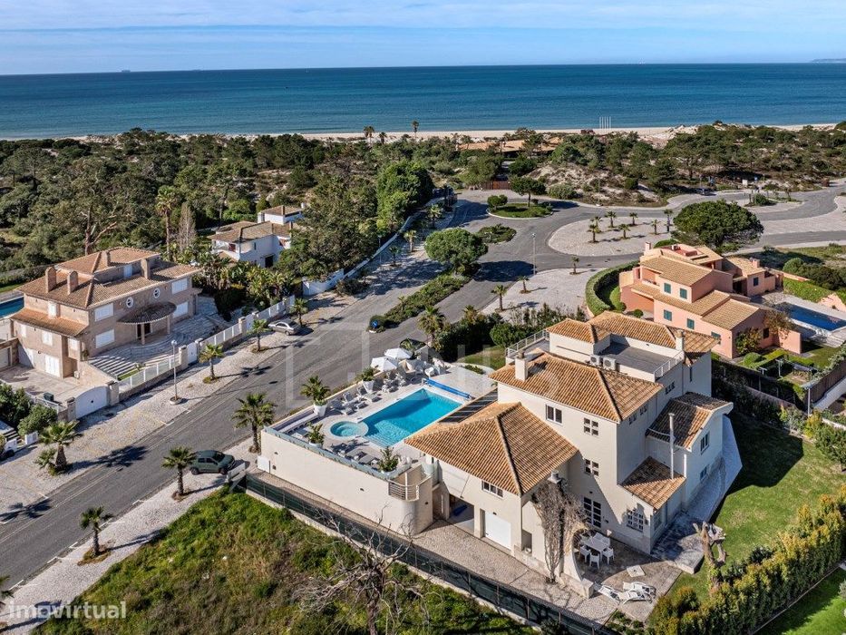 6+1 Bedroom Villa in Soltróia, Next to the Beach, with Pool
