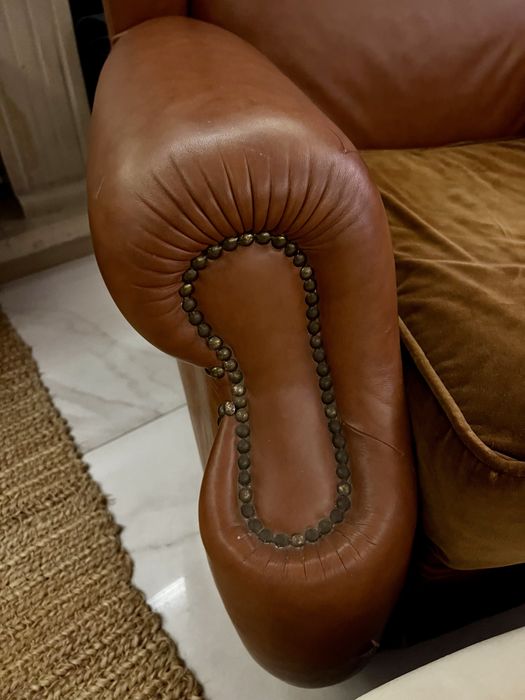 Cadeirão clássico em cabedal