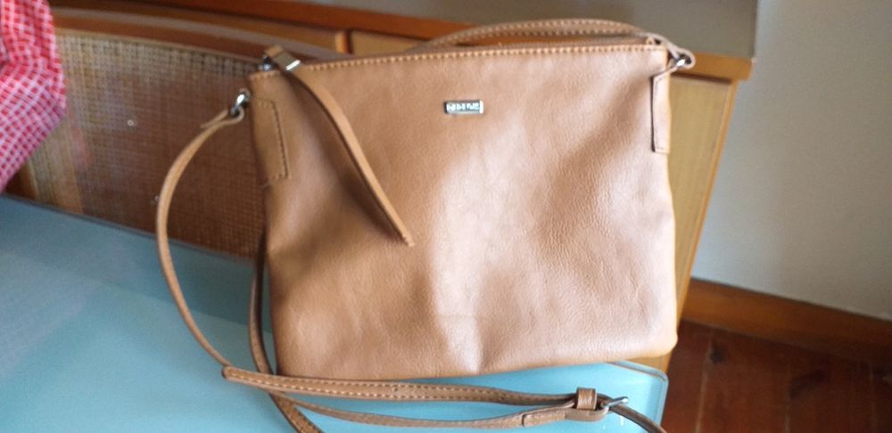 Mala castanha Parfois + Mala preta Mango + Mala camel Parfois