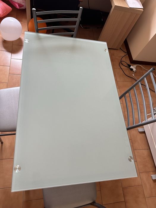 Mesa de alumínio e vidro com cadeiras