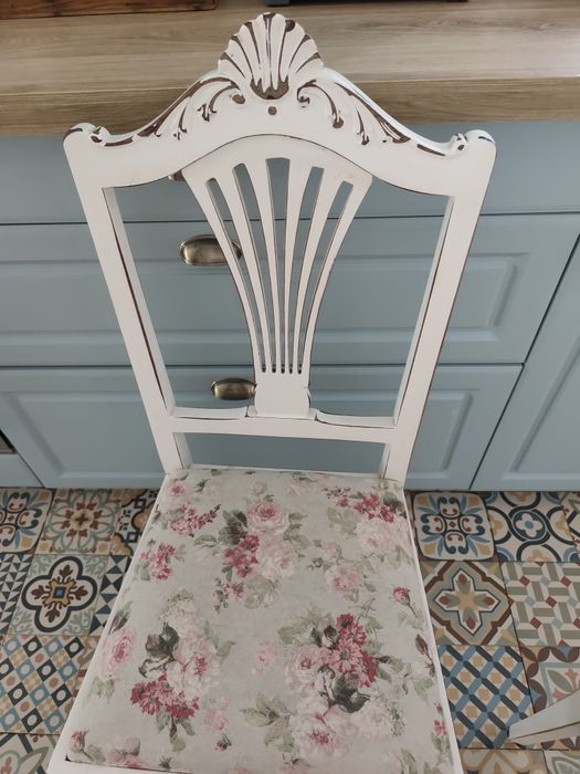 Cadeiras vintage pintadas em decapê