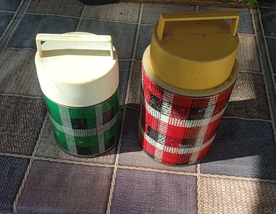 Продам два термоса