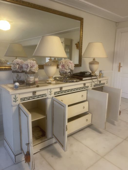 Varios moveis de sala de jantar e sala de estar
