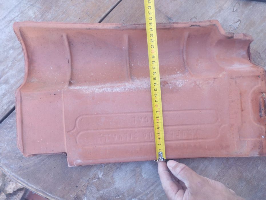 Telha cerâmica juncal em bom estado