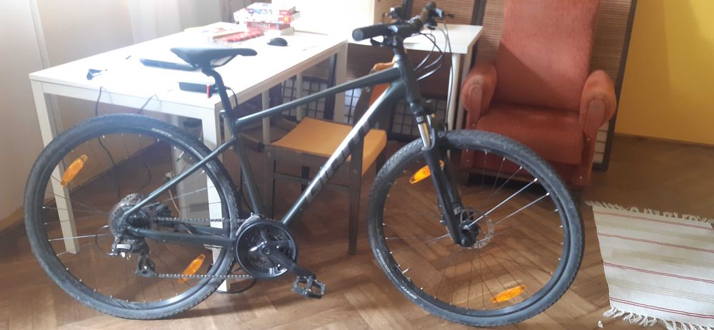 Bardzo mało jeżdżony Giant Roam (21 biegów),
rama M4,
Kask gratis