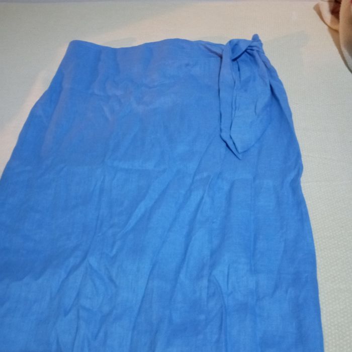 Saia comprida, aberta, em Linho, azul, Mango.
