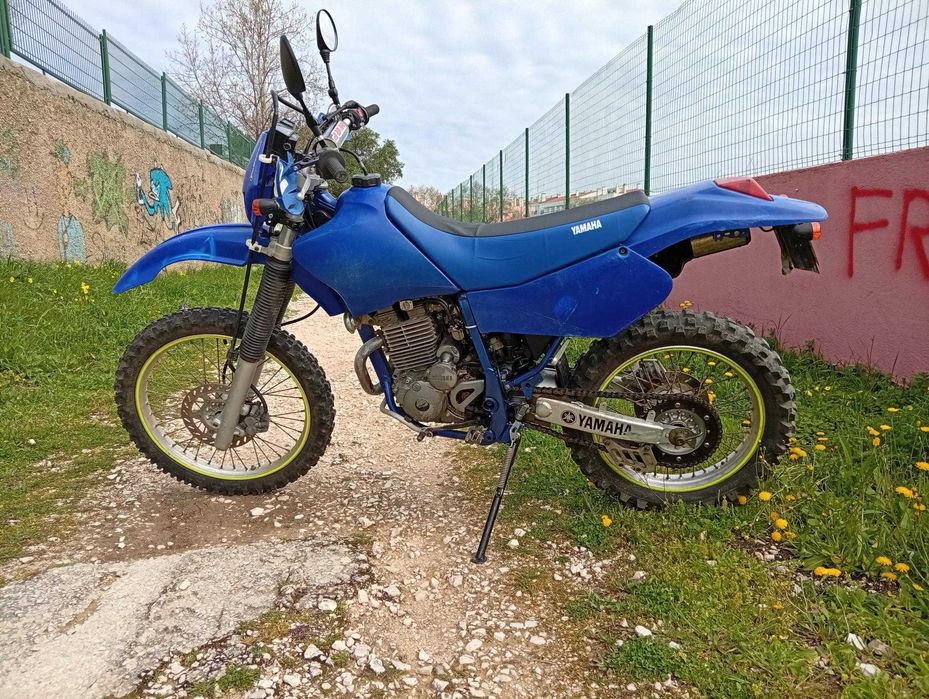Moto de Enduro ágil e leve