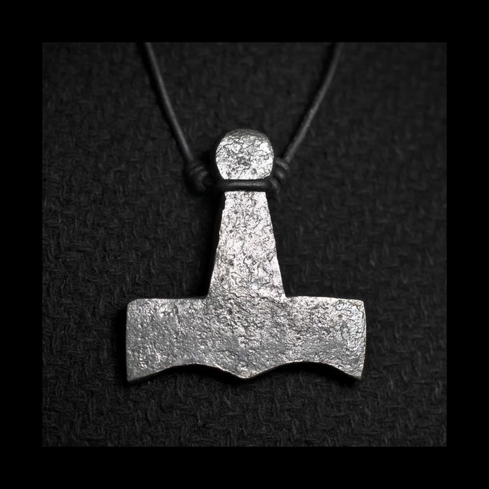 Masywny młot Thora, Mjolnir - biżuteria Wikingów w surowym stylu