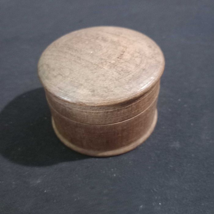 Caixa redonda em madeira