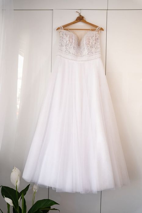 Biała suknia ślubna