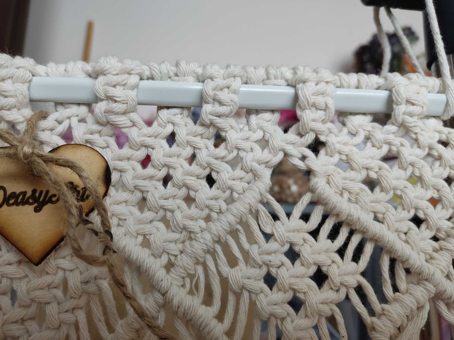 Makramowa firana do okna w stylu Boho