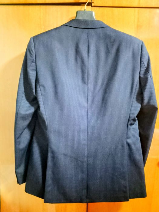 Костюм Hugo Boss, 50 р., 100% шерсть

Продам оригінальний костюм Hugo