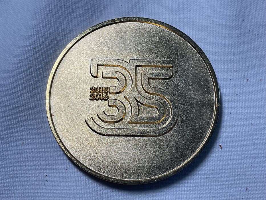 Medalha e pin do Benfica alusiva ao 35 campeonato