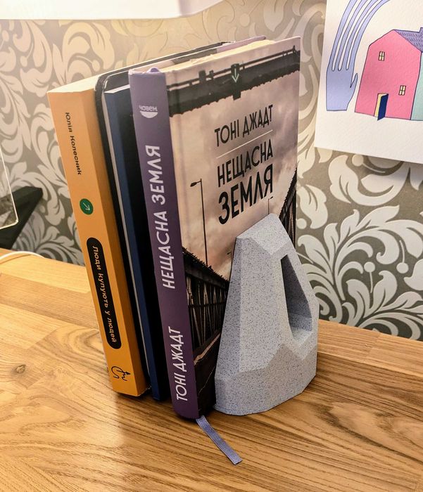 Регульована підставка для книг – ідеальне рішення для вашого столу!