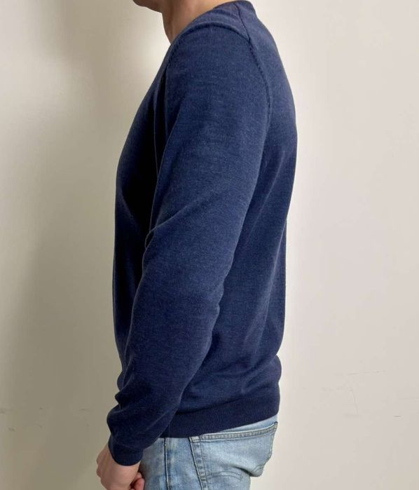 Hugo Boss sweter w serek męski XL 100%wełna
100%wełna 
Rozmiar XL
kolo