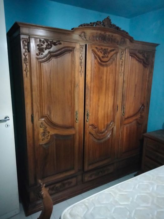 Mobília de quarto em madeira maciça