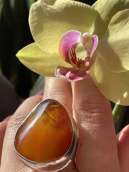 Срібне кільце з натуральним бурштином