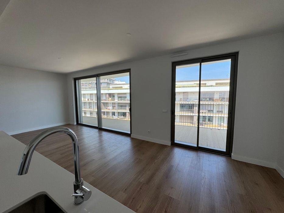 O Seu Novo Refúgio em Miraflores: T3 Exclusivo com Piscina e Ginásio