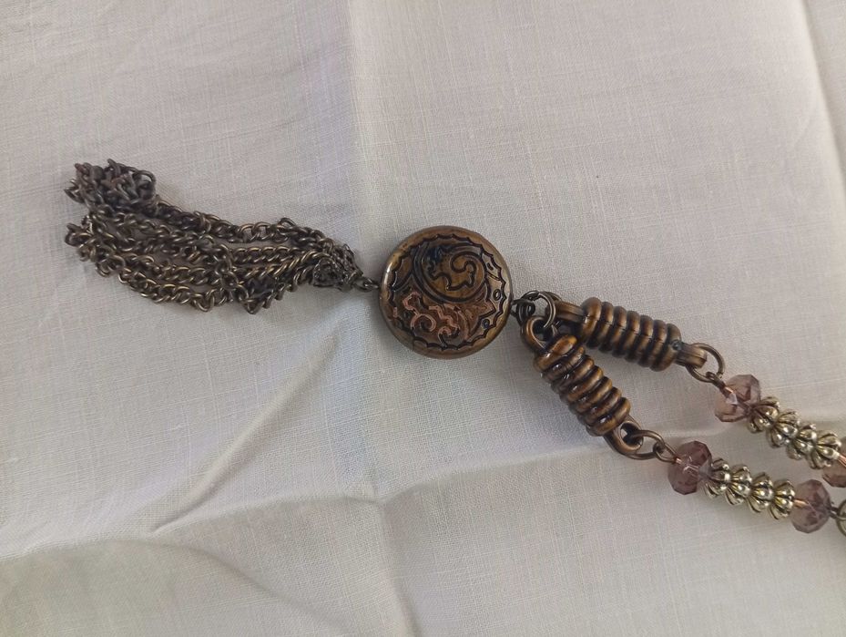 Colar de fantasia, em dourado velho