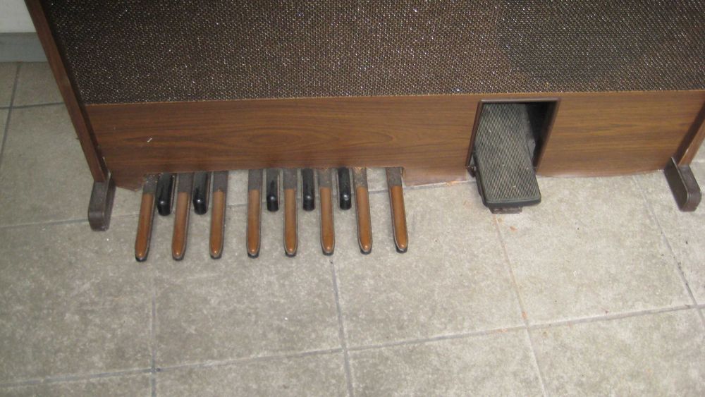 Órgão musical em bom estado geral de conservação a funcionar.