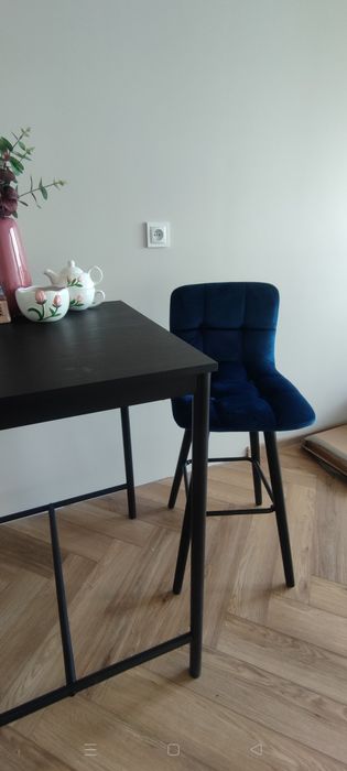 Komplet stół i krzesła barowe jak nowe