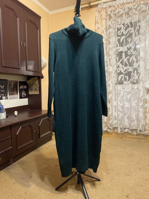 Довга тепла вʼязана зелена сукня