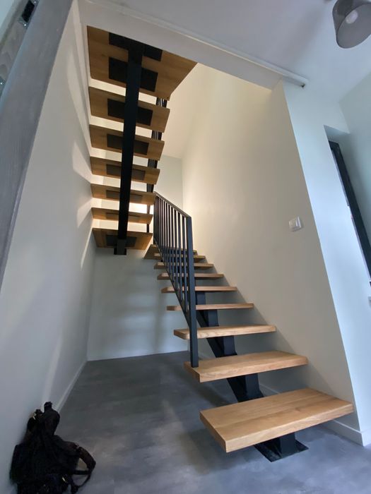 Schody jednobelkowe stalowe wewnętrzne industrialne stopnie dębowe dąb