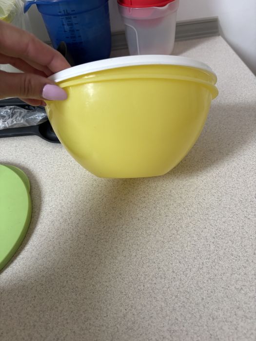 Tupperware miska zamykana z pokrywką do ciasta sałatki na kaszę ryż