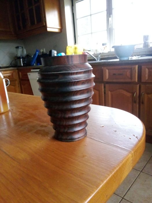 Jarra em pau rosa talhada á mão