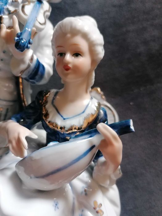 Lindo conjunto escultórico de casal em tons de azul e dourado