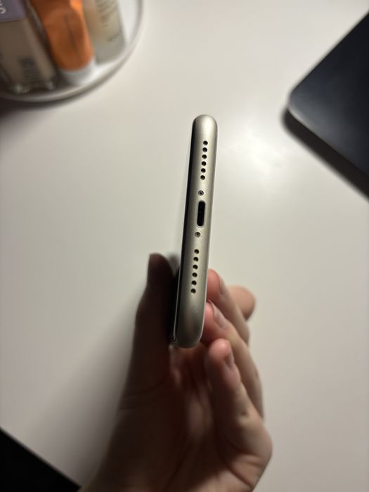 Iphone 11 biały w dobrym stanie