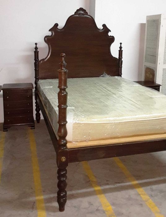 Cama Antiga em Madeira