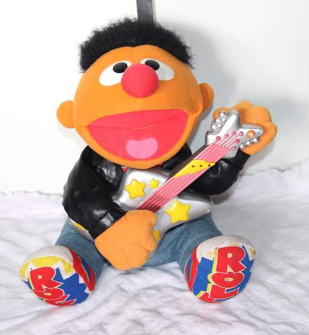 tyco maskotka pluszak zabawka erni ulica sezamkowa gitara gra elmo