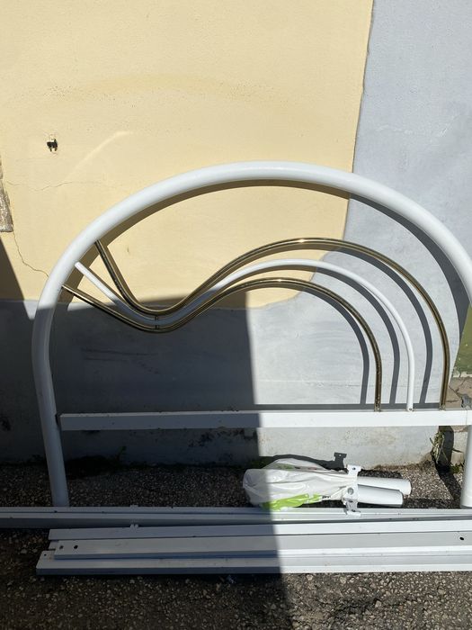 Cama de ferro en branco e dourado