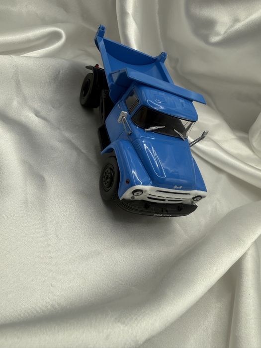 model ciężarówki ZIŁ-130 MMZ-555