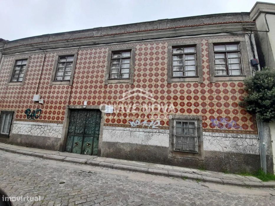 Prédio T4 para recuperar em Valadares