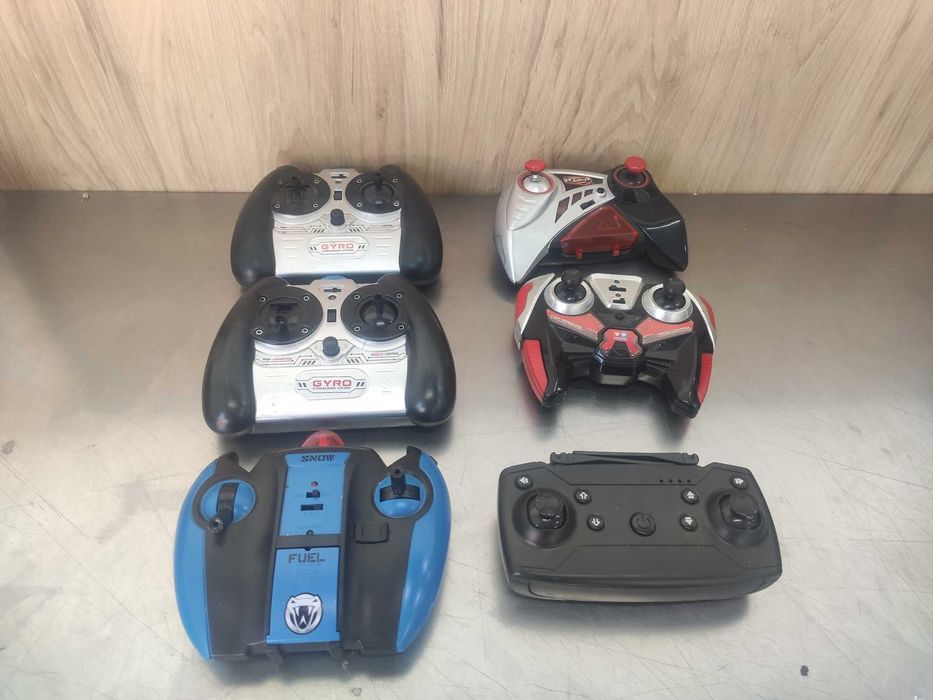 пульт управления для радиоуправляемого вертолета.