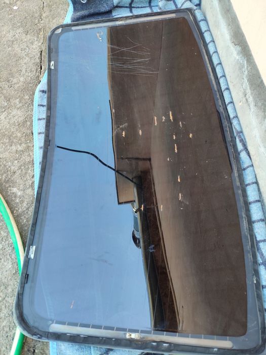 Продам стекло на Киа