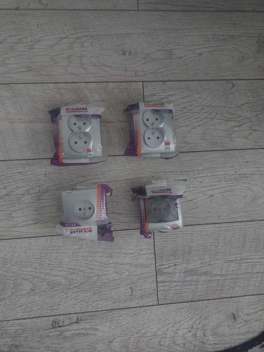 Nowe, zafoliowane gniazdka elektryczne
