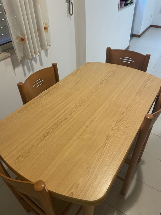 Mesa de Cozinha com 4 Cadeiras e 2 Bancos