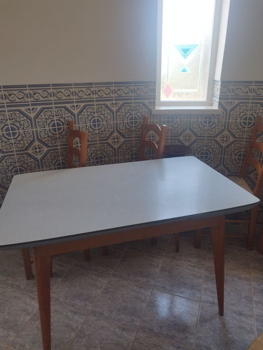 Mesa e cadeiras em bom estado