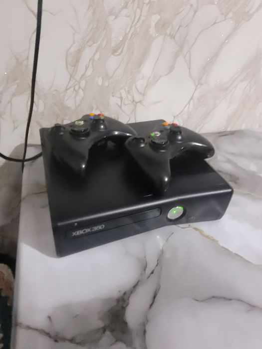 Продам игровую приставку  Xbox 360