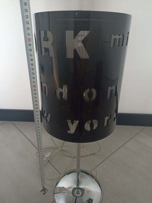 Lampka nocna napisy czarna